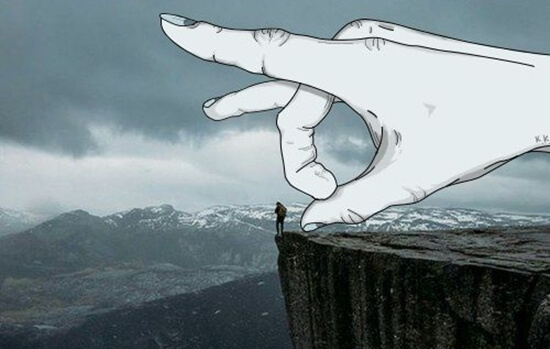 Palec spycha z klifu człowieka.