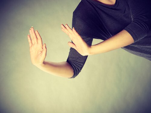 Ręce w geście odrzucenia