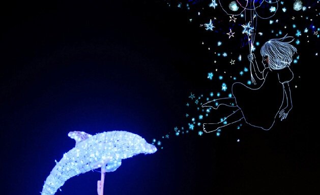 Świecący w ciemności delfin.