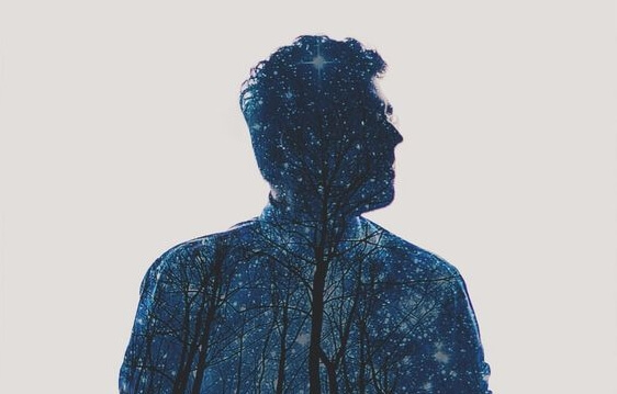 Sylwetka mężczyzny.