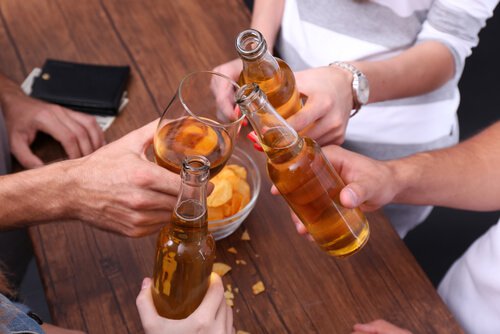 Alkoholizm a zwyczaj – cienka granica, która je dzieli