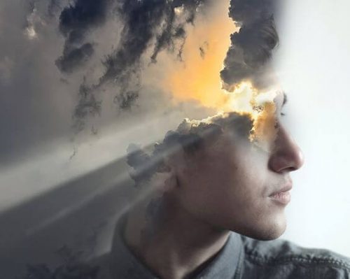 Kolaż twarzy chłopaka i przebijającego się zza chmur światła