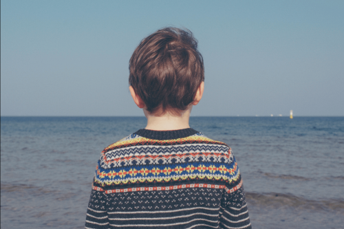 Smutek - chłopiec patrzy na morze
