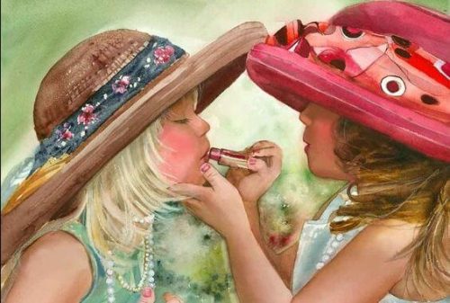 Jedna dziewczynka maluje szminką usta drugiej