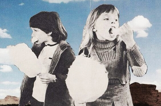 Dzieci jedzące watę cukrową.