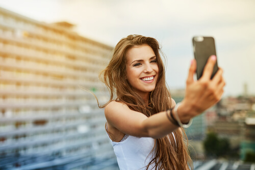 Dziewczyna robi sobie selfie