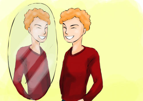 Facet uśmiecha się do swojego odbicia w lustrze