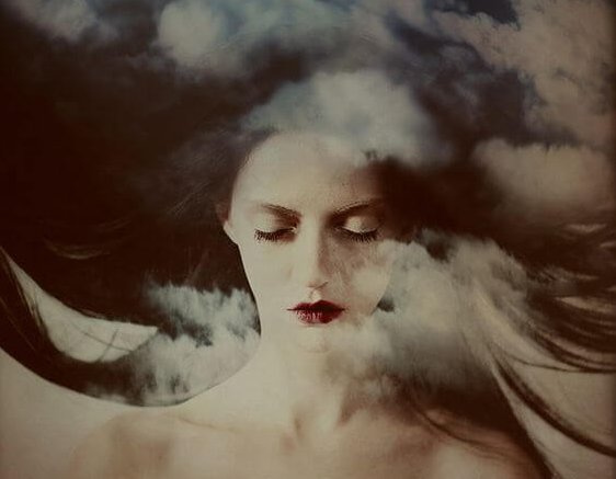 Kobieta z głową w chmurach.