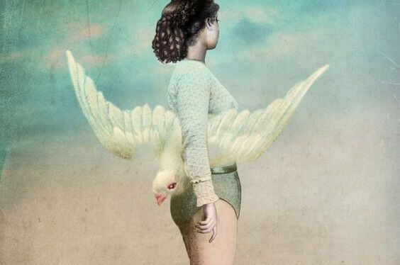 Kobieta trzyma ptaka.