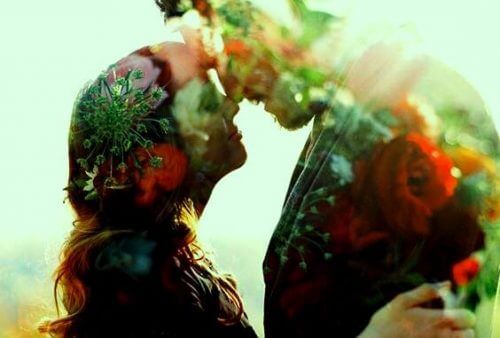 Jesteś szczęśliwy - przytulasz się. Jesteś nieszczęśliwy - robisz zakupy