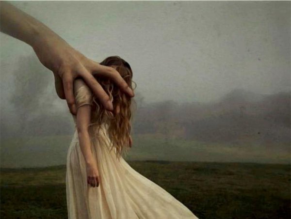 Ręka popychająca dziewczynę.