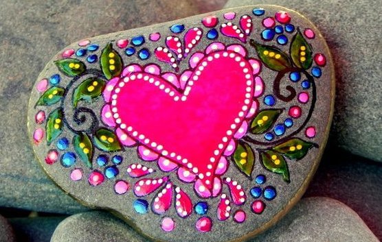 Serce namalowane na kamieniu.