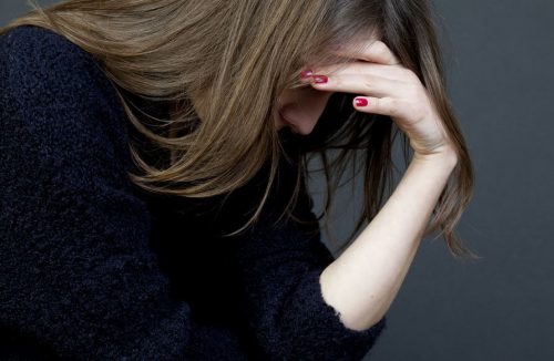 Jak rozwiązać problem? - smutna kobieta