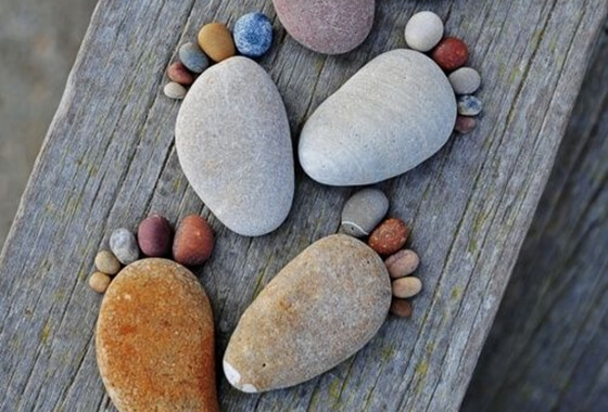 Stopy zrobione z kamyków.