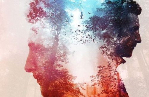 Sylwetka mężczyzny na tle drzewa