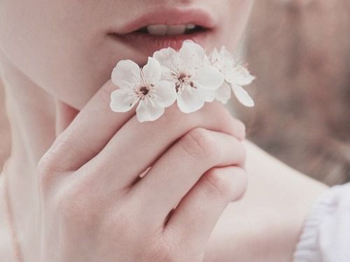Jak zostać minimalistką - dłoń i kwiatki.