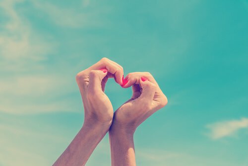 Miłość własna. Dłonie złożone w kształt serca.