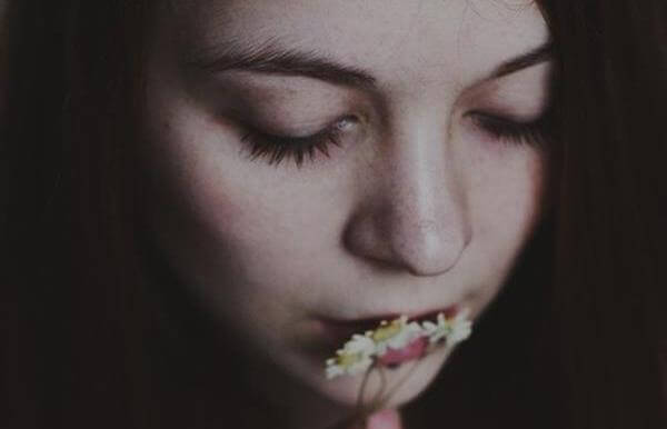 Dziewczyna całująca kwiatki.