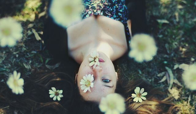 Dziewczyna i kwiaty.