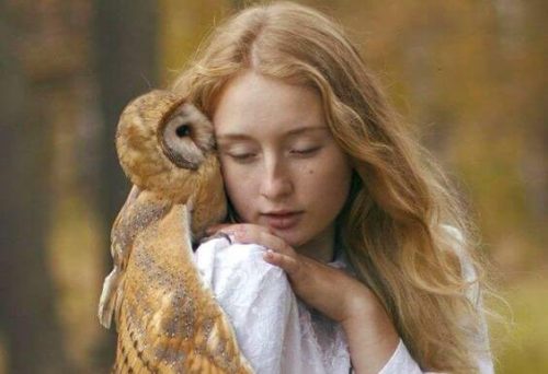Dziewczyna przytula sowę
