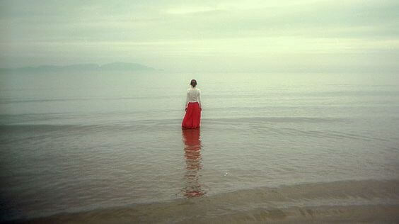 Świadomość - dziewczyna stojąca w płytkiej wodzie.