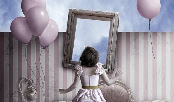 Dziewczynka, lustro i baloniki.