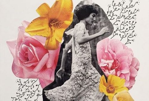 Kobieta biegnie wśród kwiatów