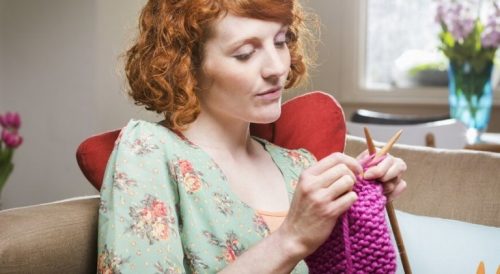 Kobieta robi na drutach