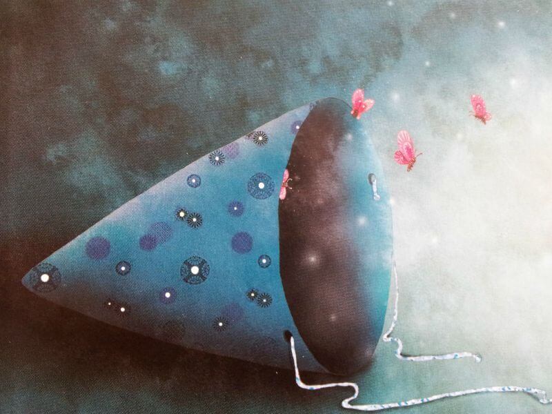 Czapeczka urodzinowa i kolorowe motylki.