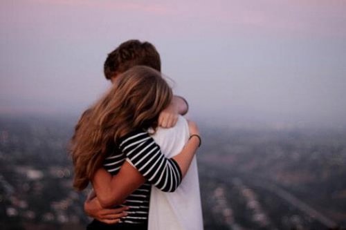 Wybaczyć - Para w objęciu