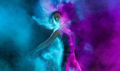 Pasja - tancerka w niebieskim i fioletowym świetle