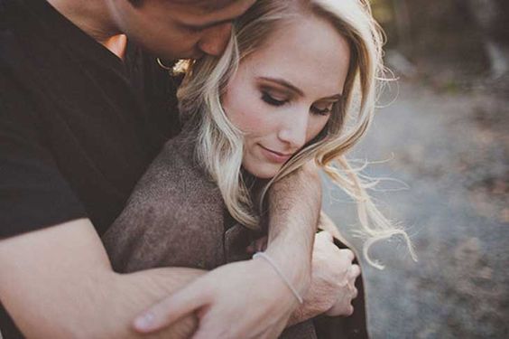 Przytulająca się para.