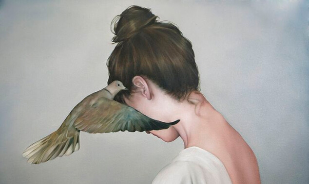 ptak zasłania twarz kobiety