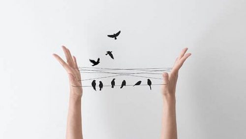 Ptaki na sznurkach między palcami