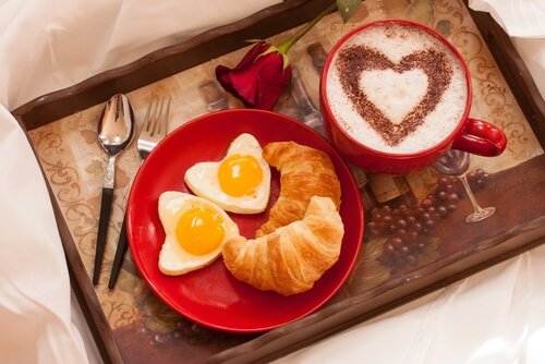 Kocham cię - śniadanie do łózka.