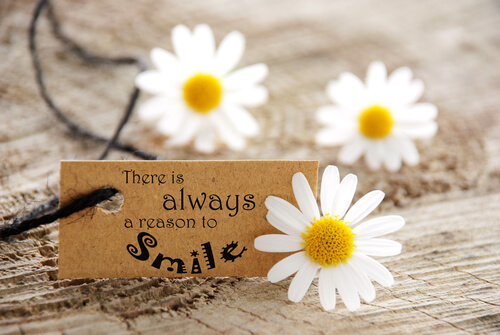 Napis na tabliczce: „Zawsze jest powód do uśmiechu”.