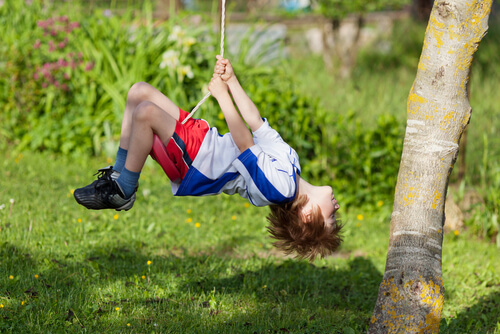 Chłopiec na huśtawce