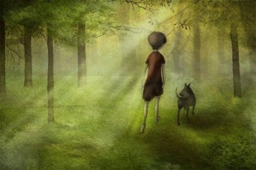 Człowiek i pies spacerują w lesie