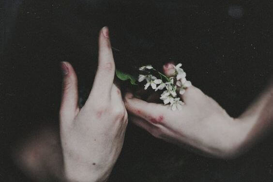 Dłonie z kwiatami
