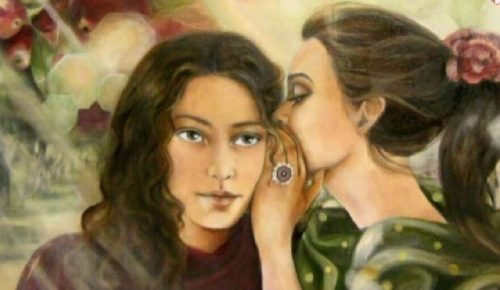 Jedna kobieta szepcze do drugiej