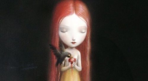 Dziewczyna trzyma jabłko, które dziobie ptak