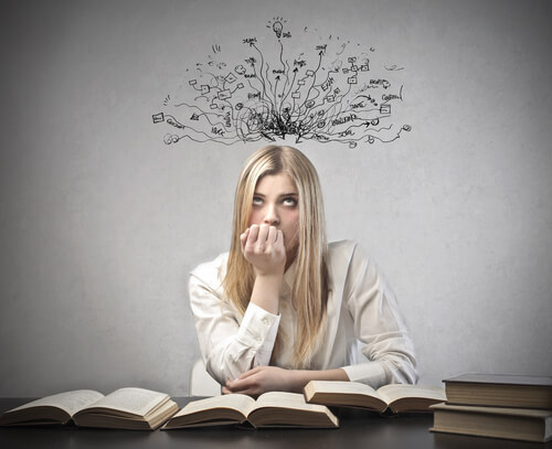 Ucząca się dziewczyna i uczucie niepokoju.