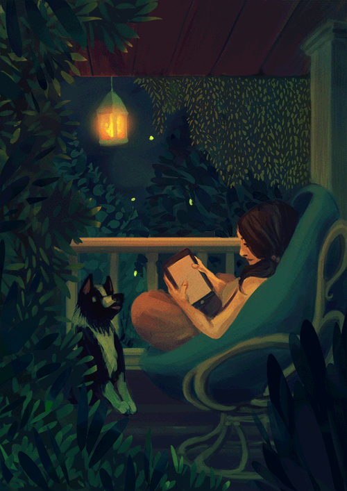 Kobieta czyta wieczorem obok siedzi pies