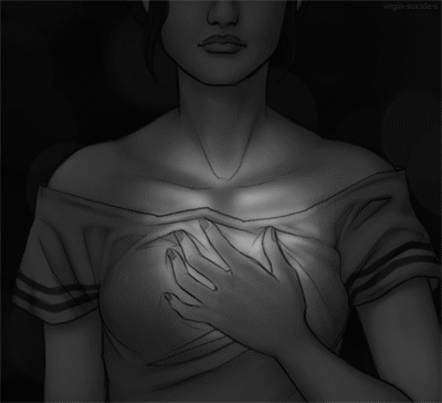 Miłość własna - Kobieta dotyka klatki piersiowej