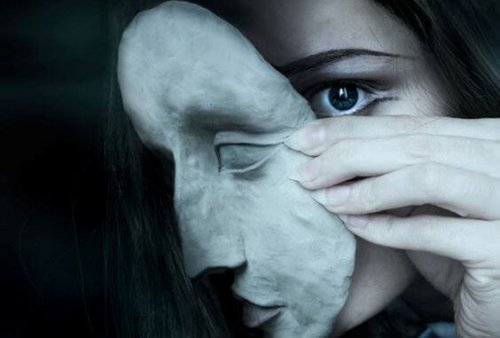 Kobieta ściągająca maskę z twarzy.