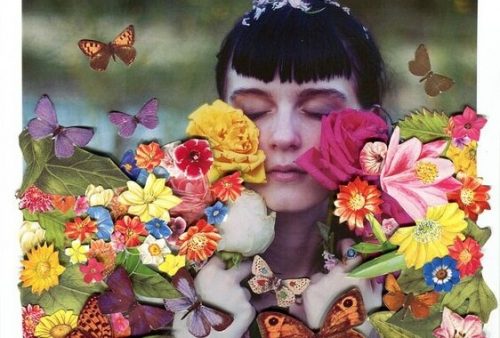 Lepsze życie – kobieta z zamkniętymi oczyma wśród kolorowych kwiatów
