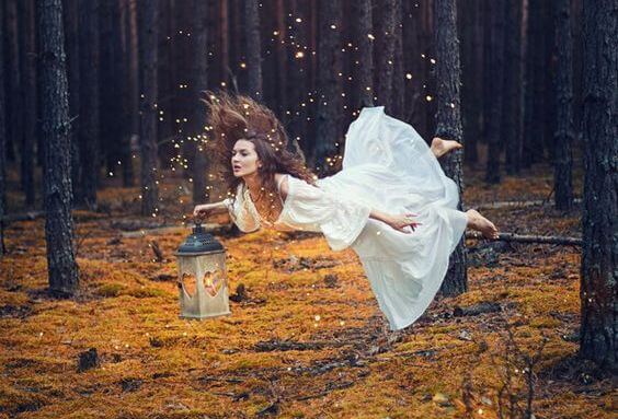 Kobieta leci przez las