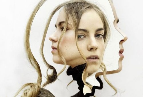 Kobieta patrzy przez wycinankę