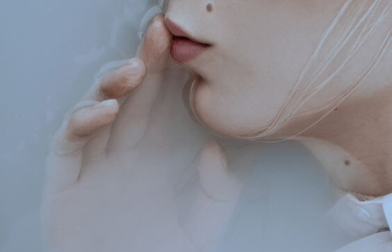 Dziewczyna nakazuje milczenie.