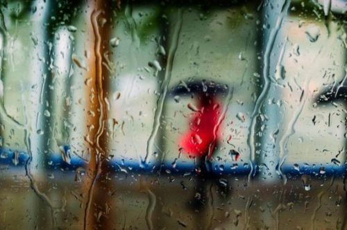 Krople spływające po oknie